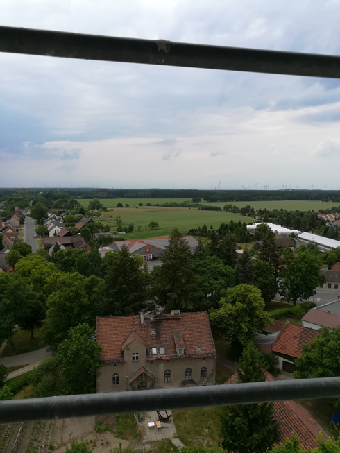 kleine Schule und Wiesen hinter dem NP-Markt