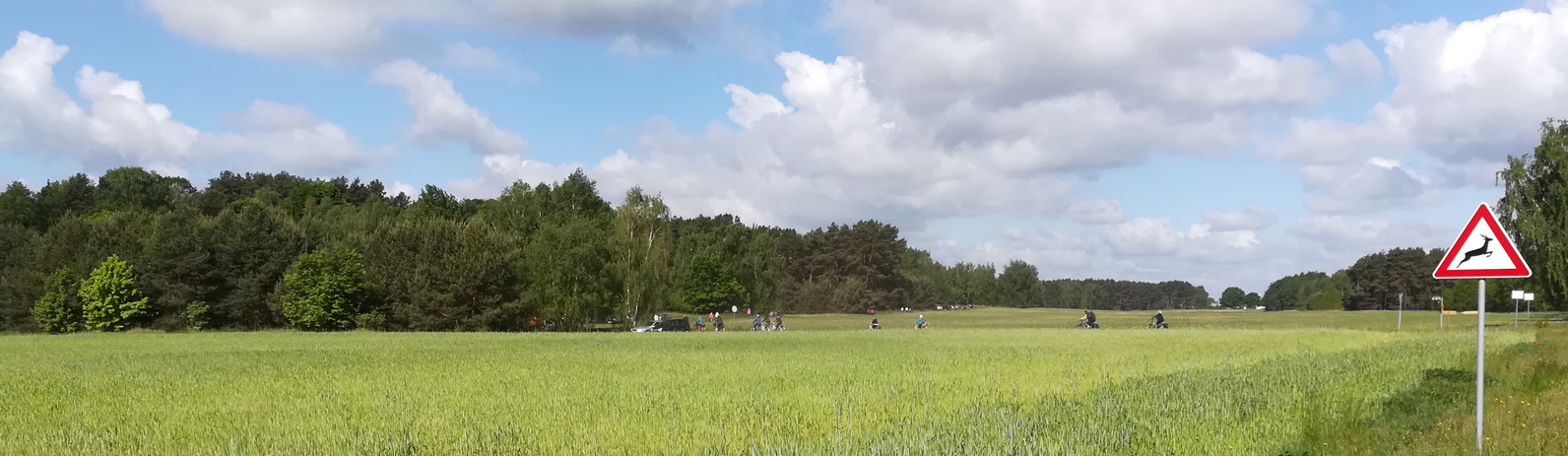 mit dem Rad oder dem Auto auf dem Weg