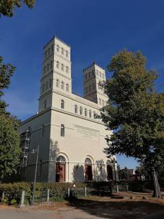 Turmfassade mit Gerüst für frisch gestrichene Fenster